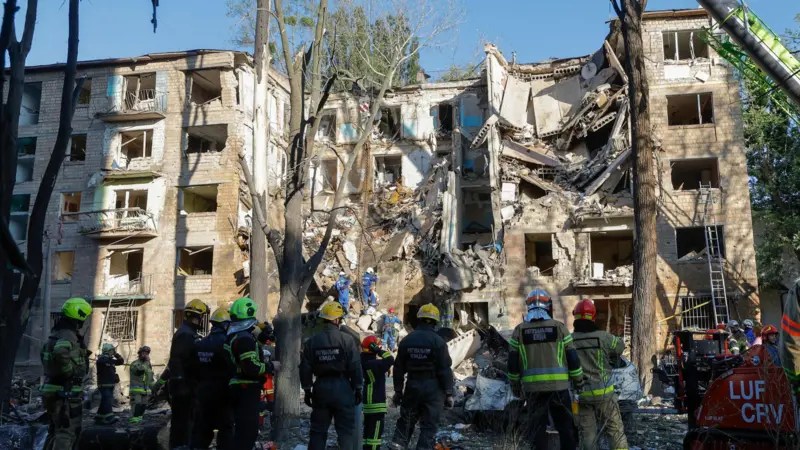 Массированный удар по Киеву: количество погибших продолжает расти, разрушен подъезд жилого&nbsp;дома